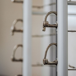 STK FS display, 8 rods (144), cabinet in oak, 930x2035x400 mm