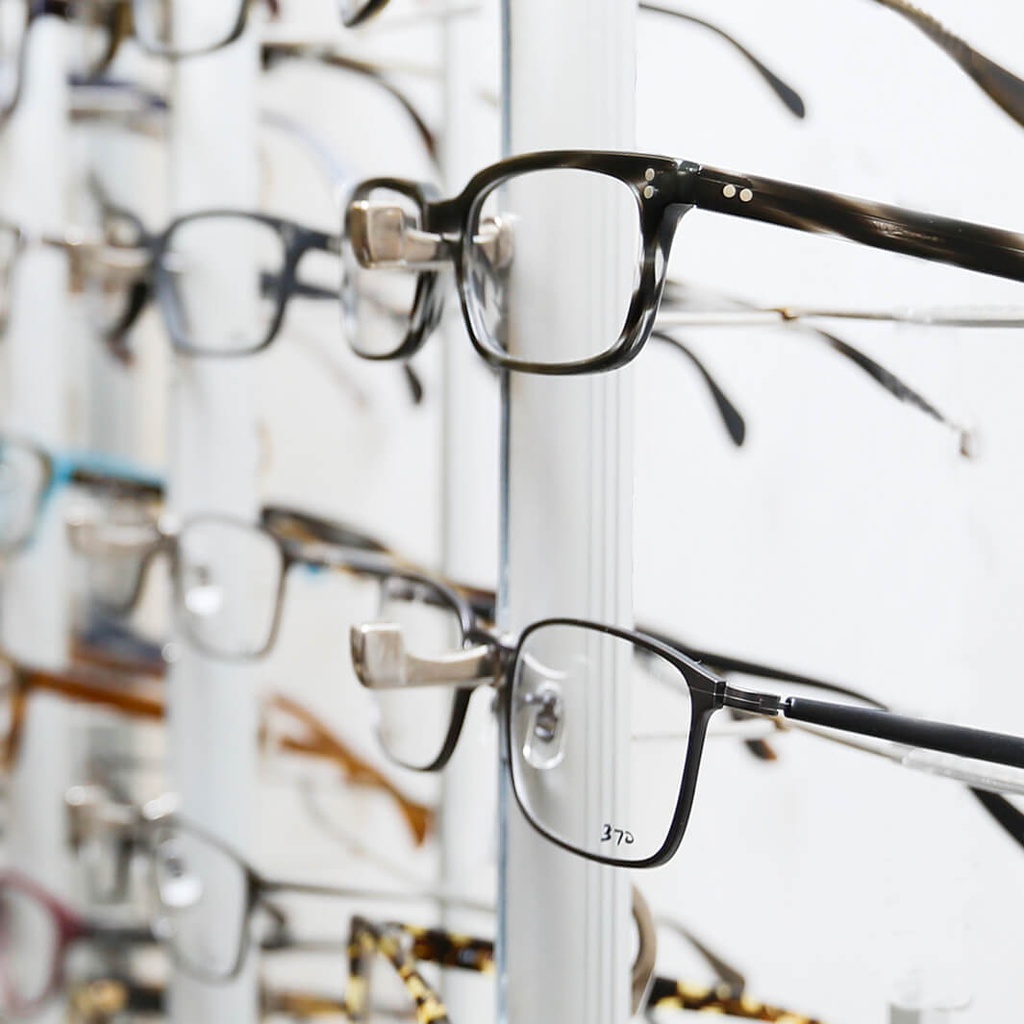 STK FS display, 8 rods (144), cabinet in oak, 930x2035x400 mm