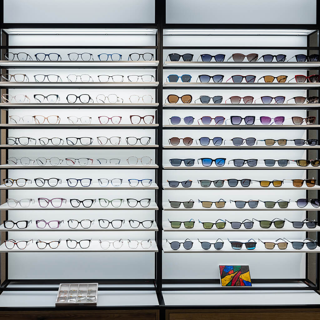 STK wall display with top cap, LED shelves, 930x1780x320 mm, LED, 5 logo holders incl.