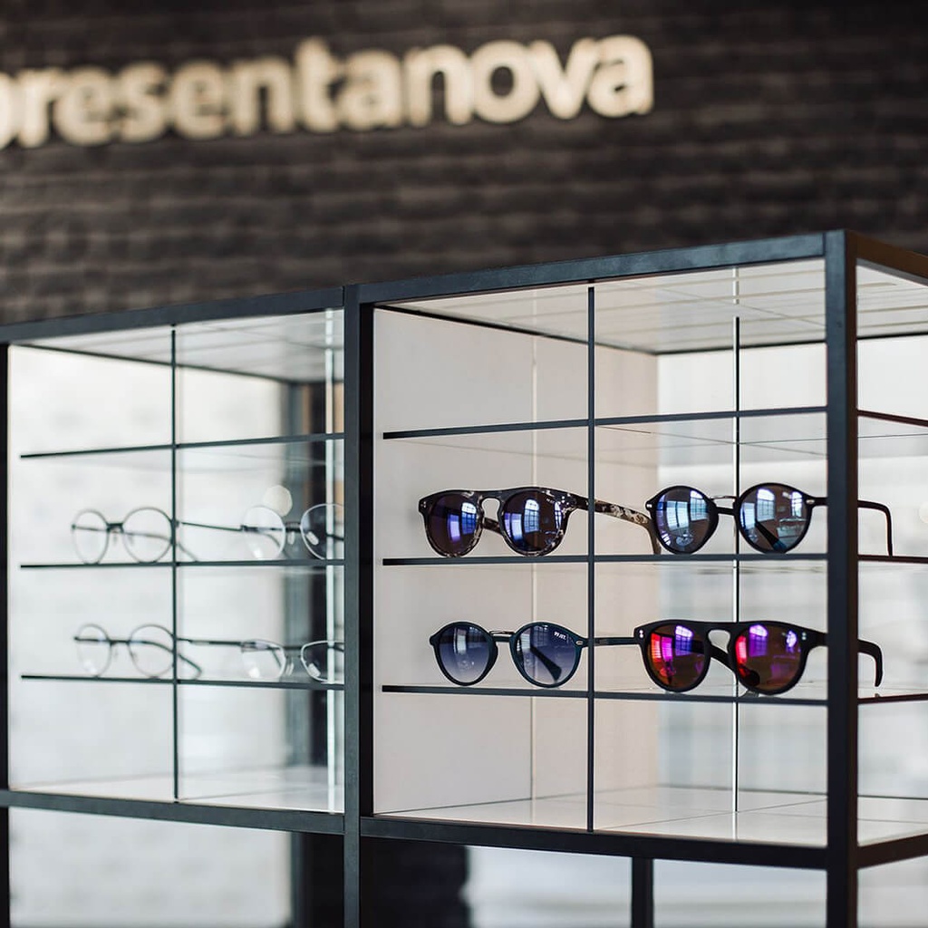 STK display, 2 Criss-Cross shelves (32), 20 trays (200), 400x1555x785 mm