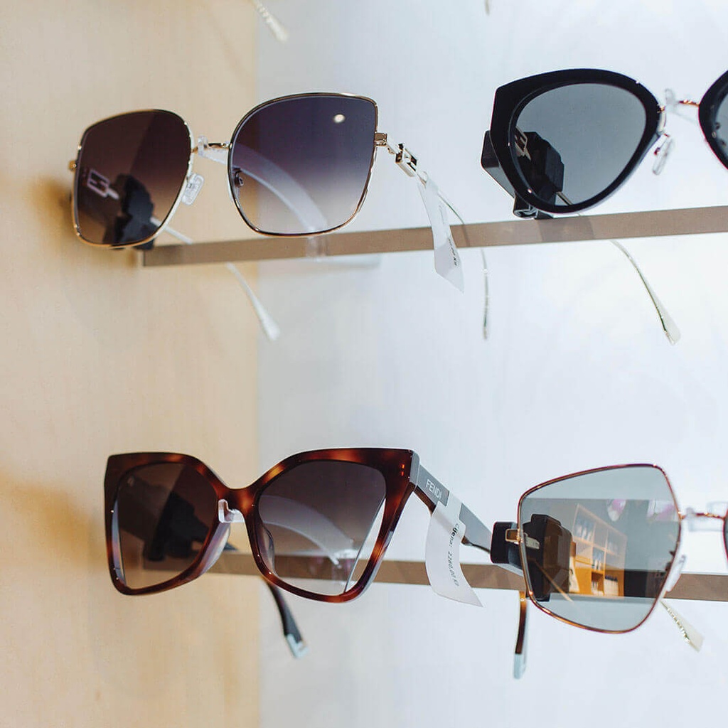 Clear Look frame holder (1), transparent polycarbonate