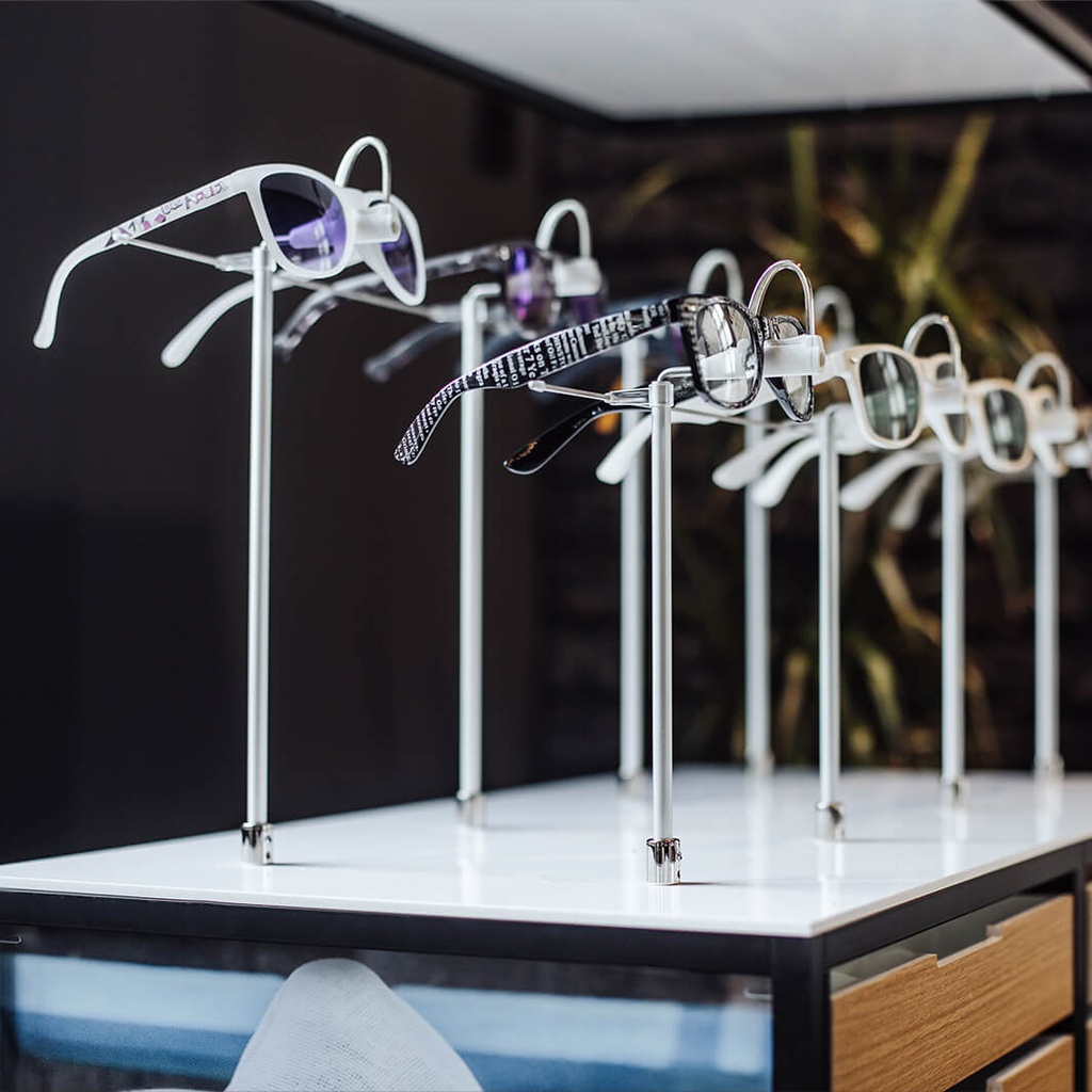 Telescopic rod with frame holder for shop windows, standing