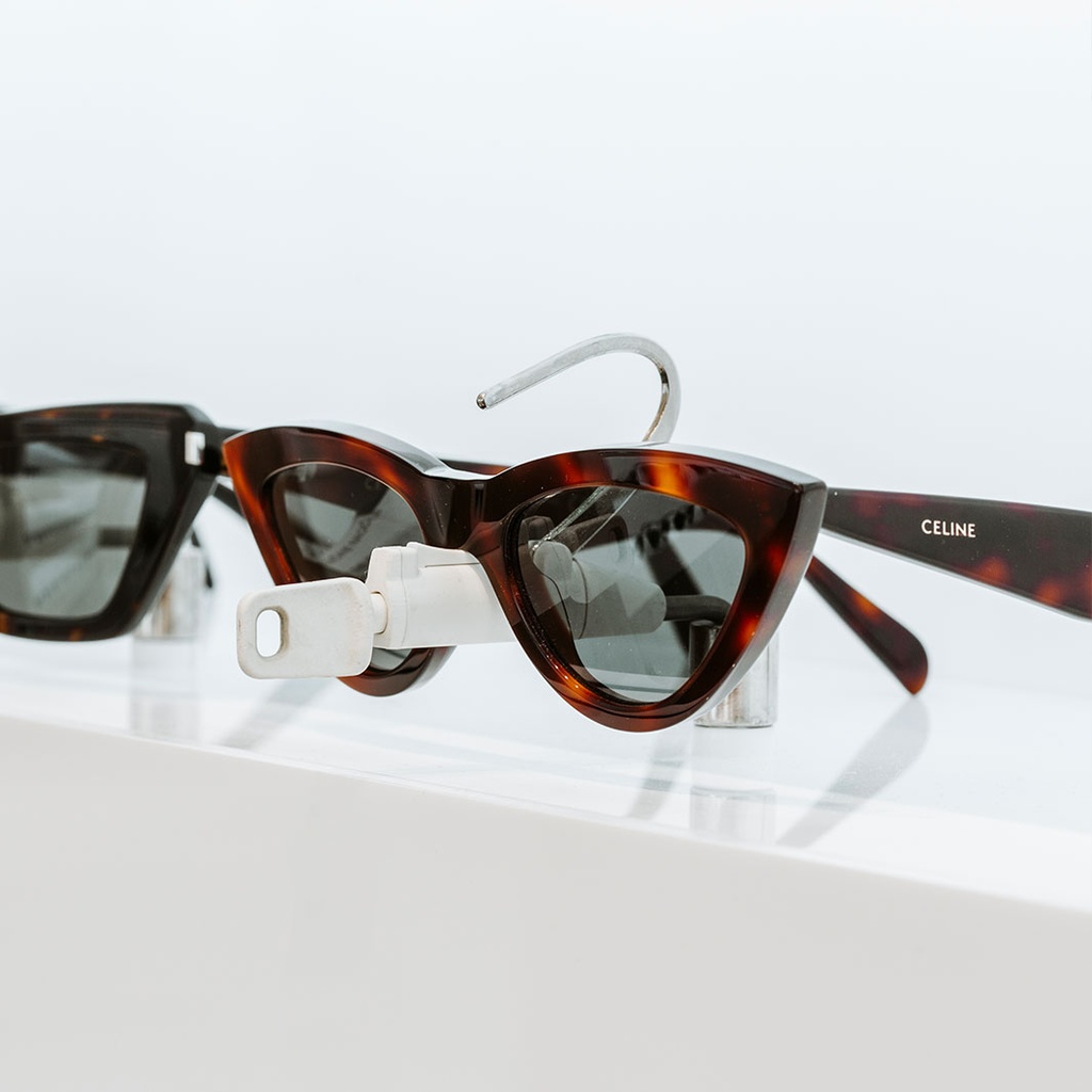 Quadro Single Lock wall display, 7 LED shelves, lockable frame holders