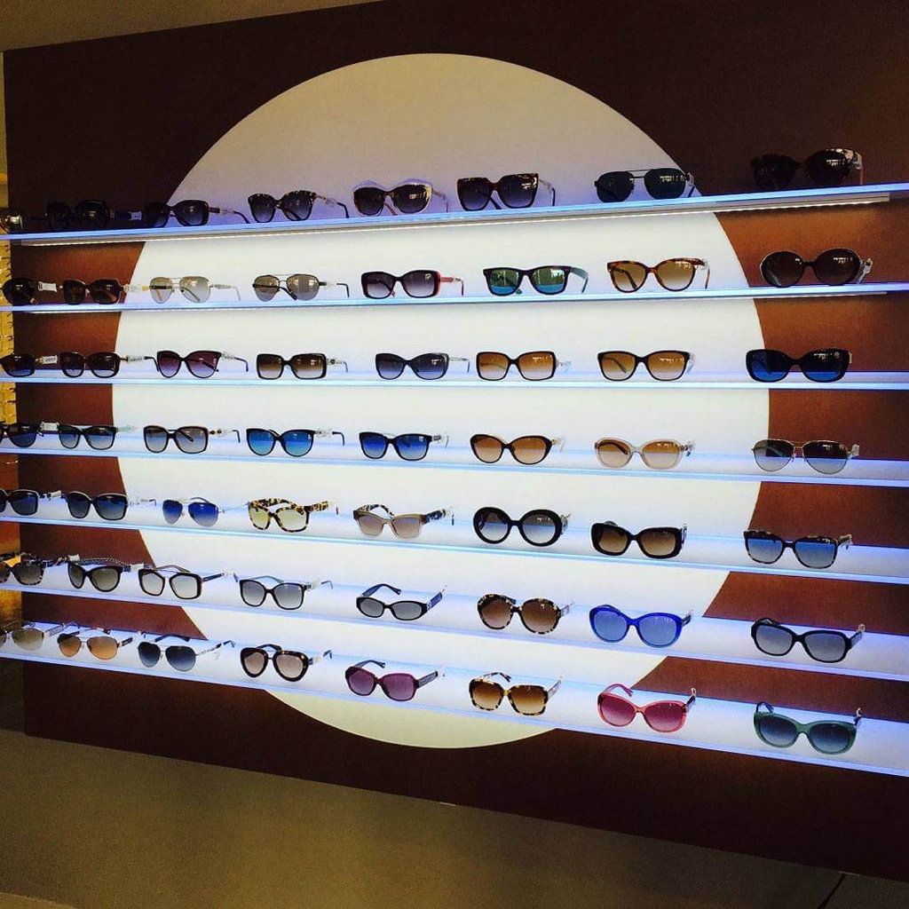 Aura R wall display, white circle, 7 LED shelves, magnetic, 1800x1500x280 mm