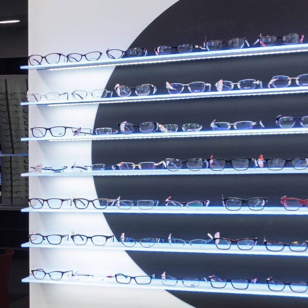 Aura R wall display, black circle, 7 LED shelves, magnetic, 1800x1500x280 mm