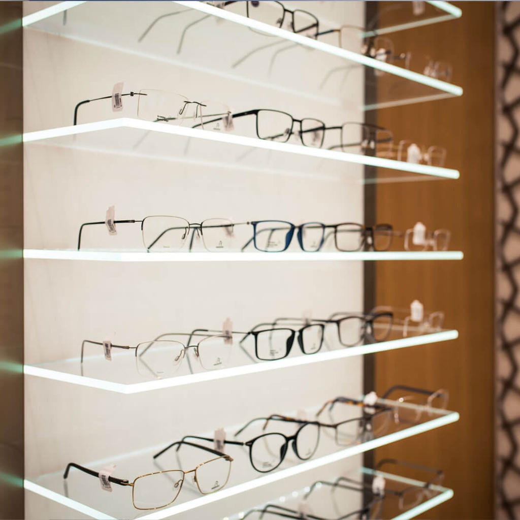 Vera wall display, 7 glass LED shelves