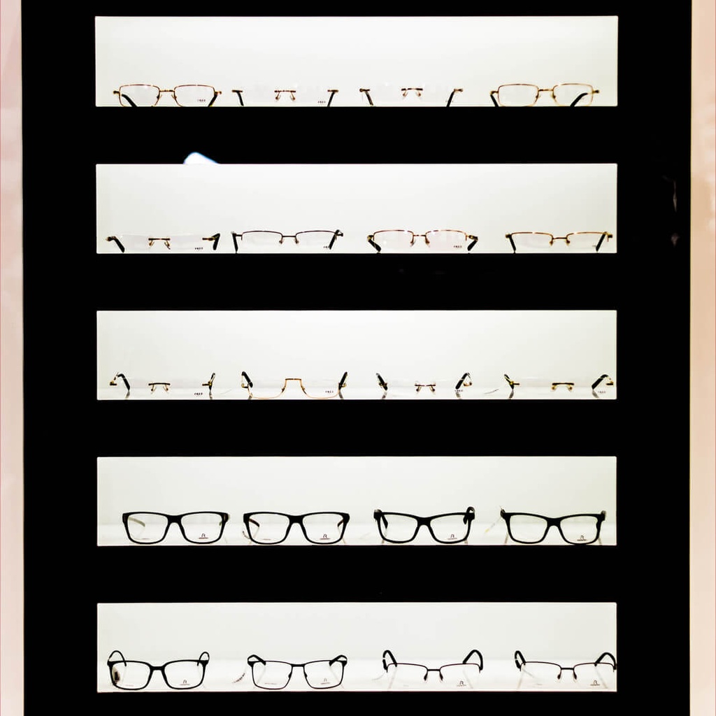 Showcase with doors, shelves, 900x1500x350 mm