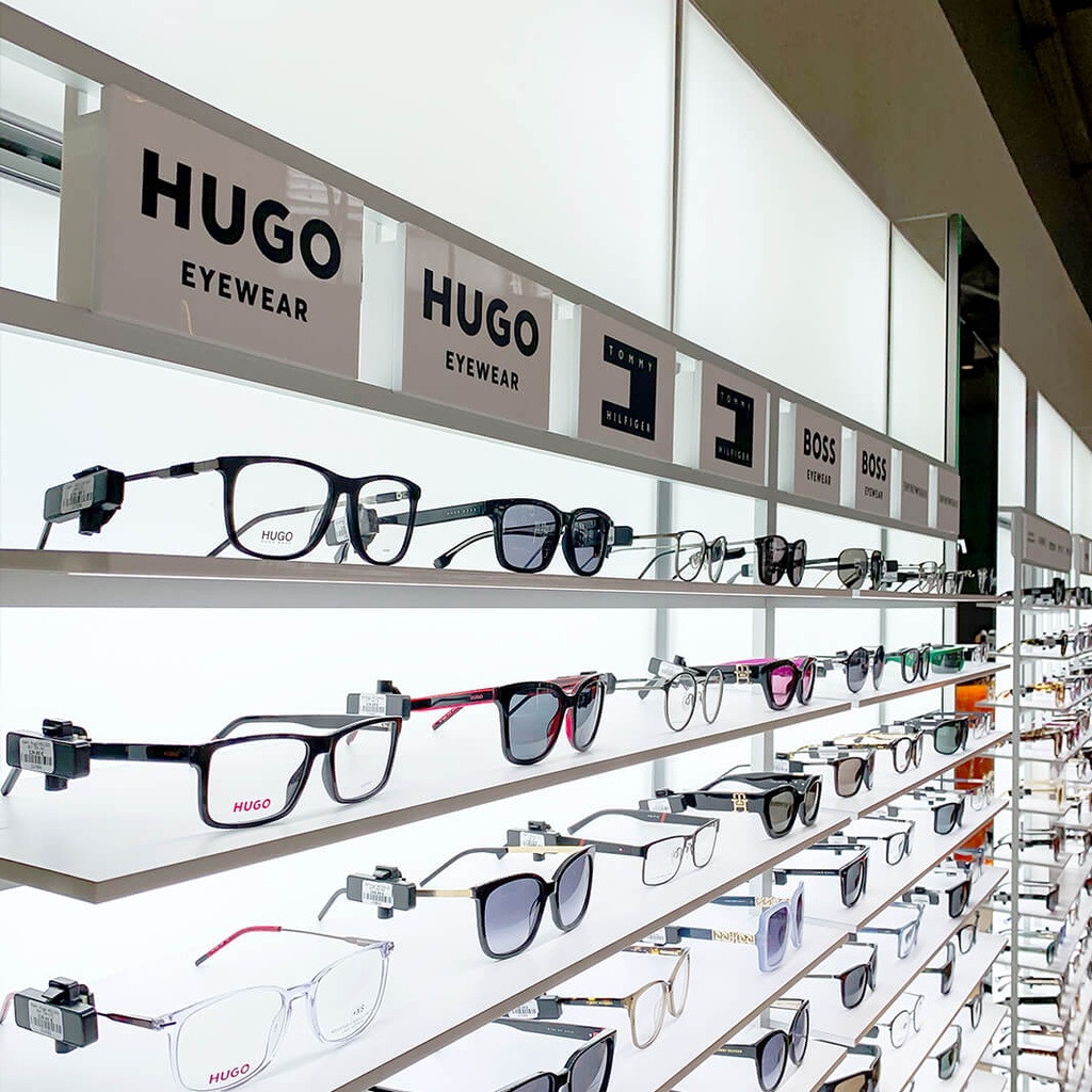 STK wall display with shelves, 930x1530x320 mm, LED, 5 logo holders incl.