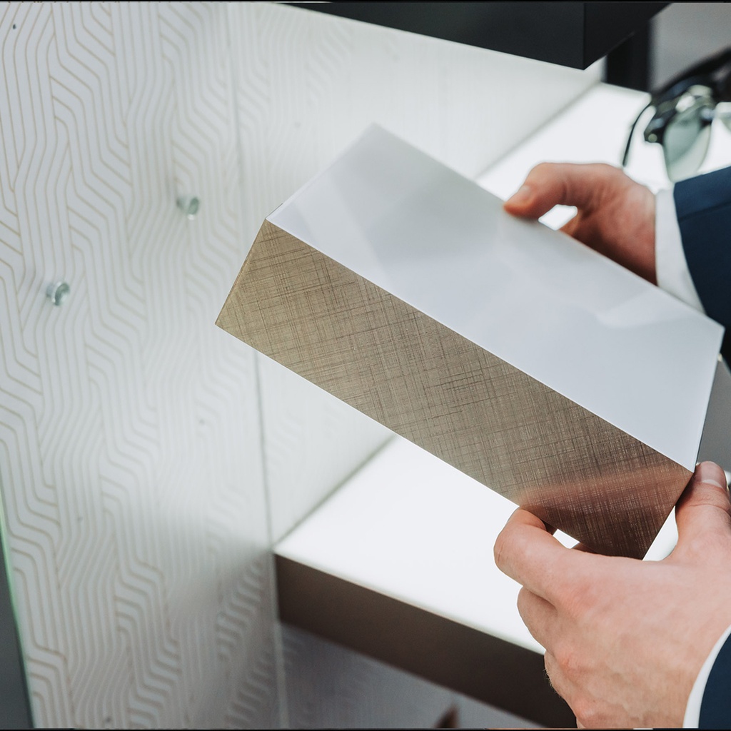 Stripe Single Lock LED shelf, magnetic bottom, 200x200x50 mm