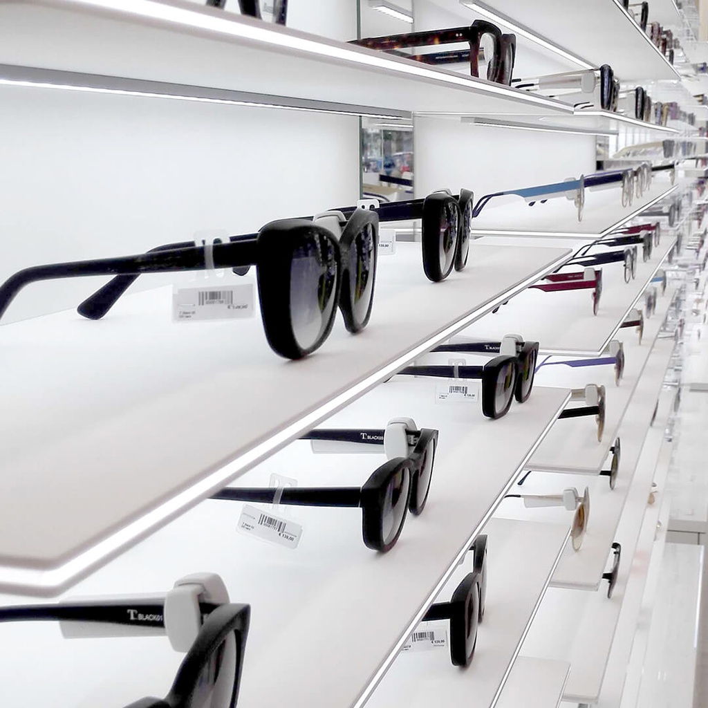 Vivida wall display, 10 LED shelves, acrylic, edge lighting