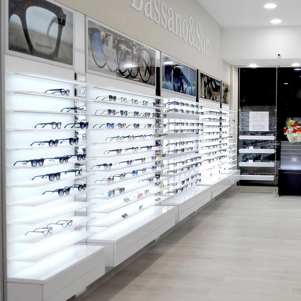 Vivida Single Lock wall display, 10 LED shelves, edge lighting